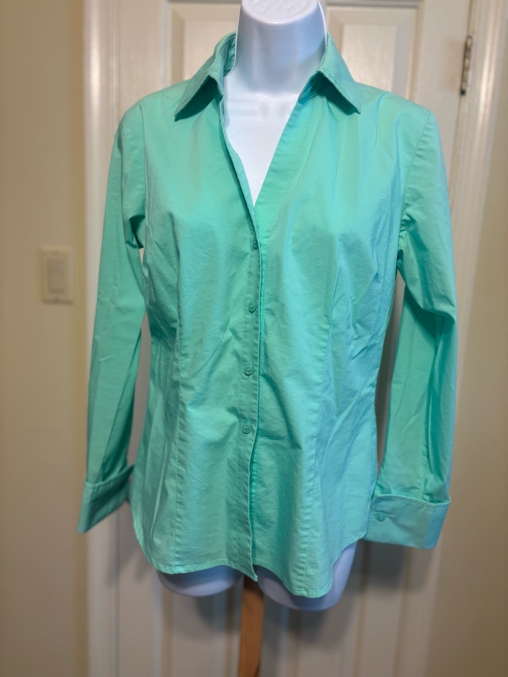 WORTHINGTON Woman’s Mint Green V-Neck Button-Down Stretch Shirt, Size: 4